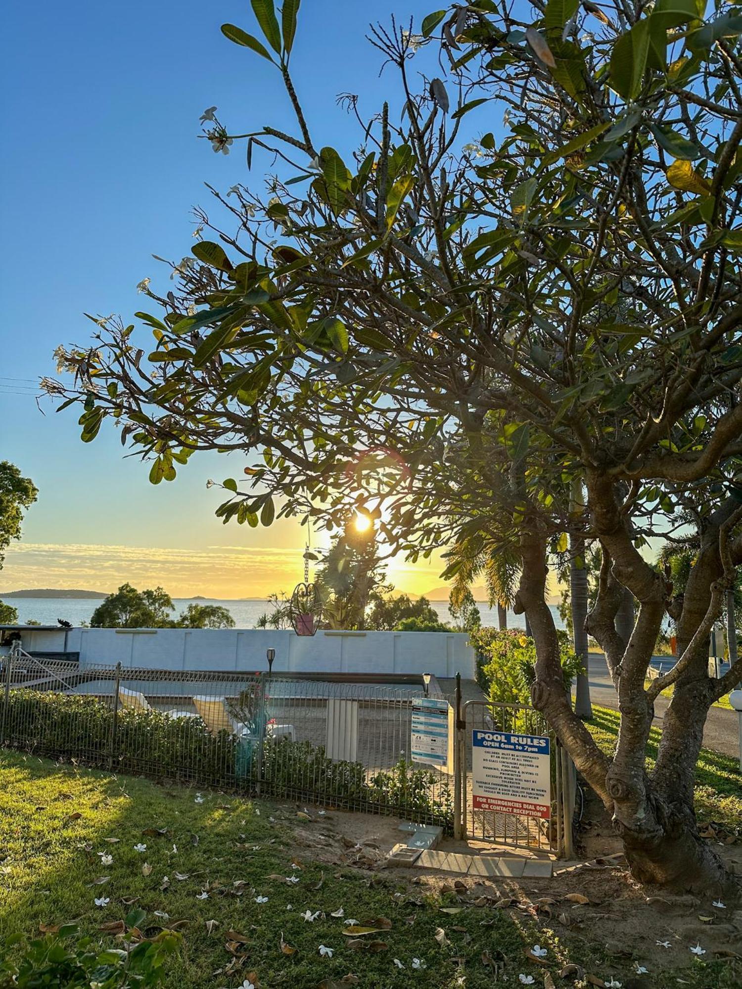 Ocean View Motel Боуэн Экстерьер фото